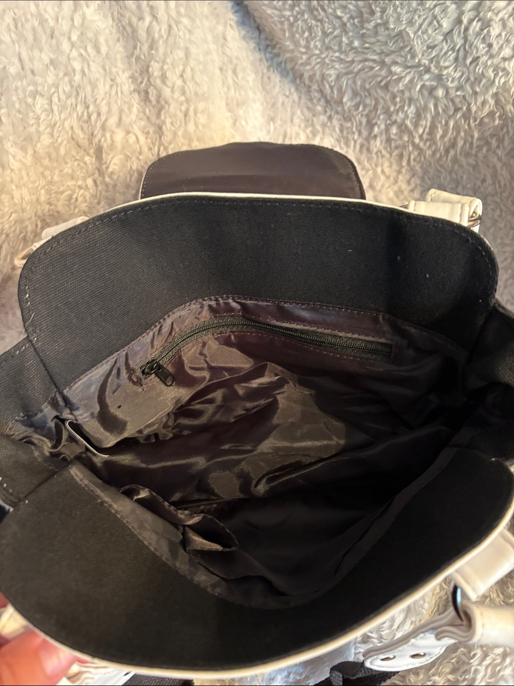 Classic Two-Tone Black and White Shoulder Bag - Picture 4 of 4